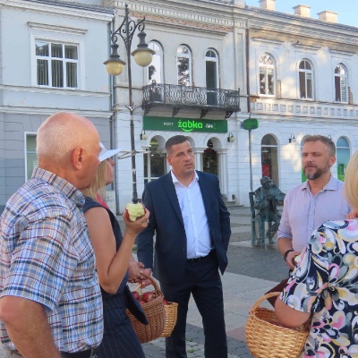 Akcja częstowania jabłkami oraz rozdawania ulotek kandydatów na Posłów.